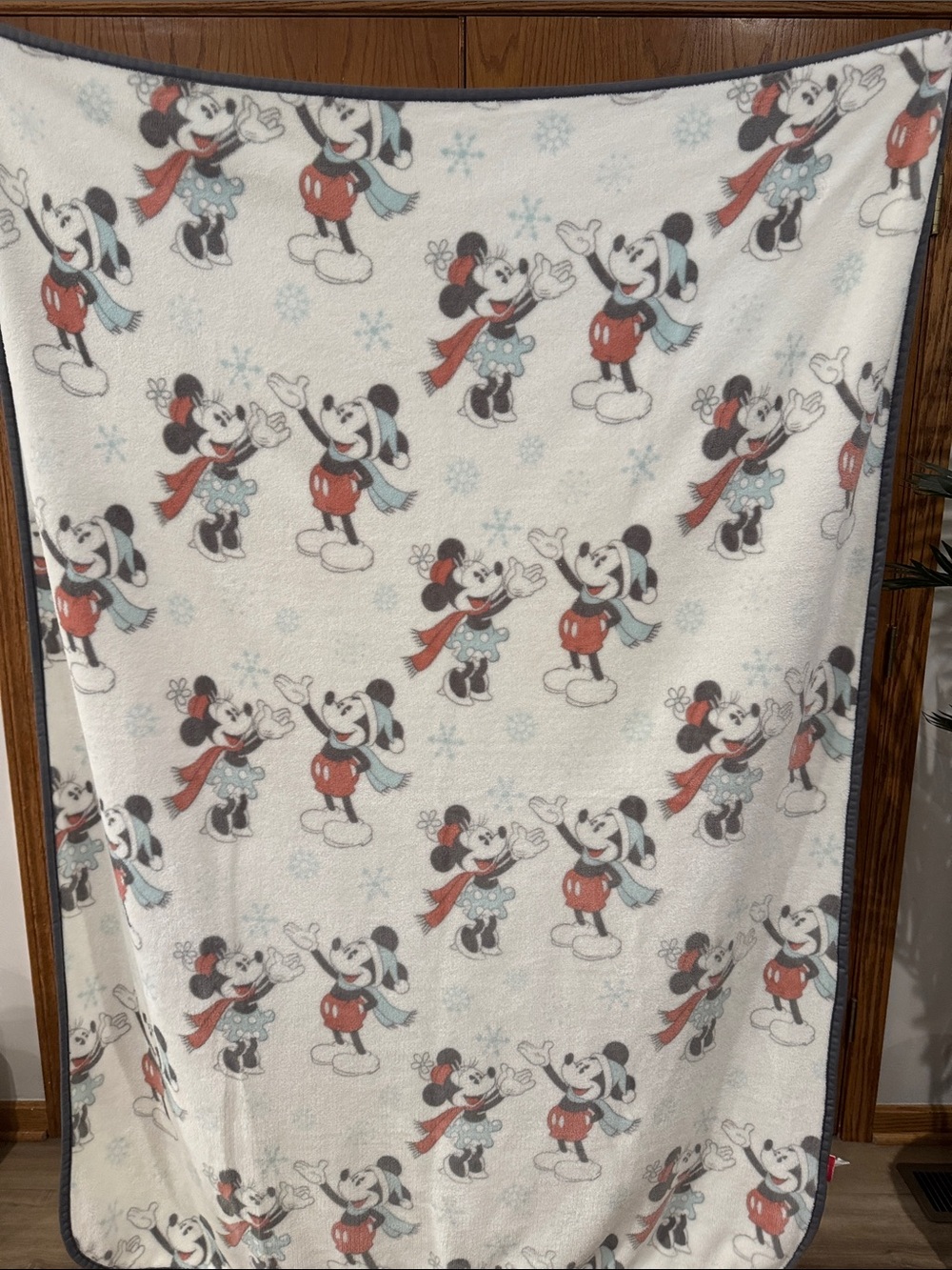 Disney Kids Mickey & Minnie Fleece Holiday Winter Snow Blanket Afghan Throw Soft